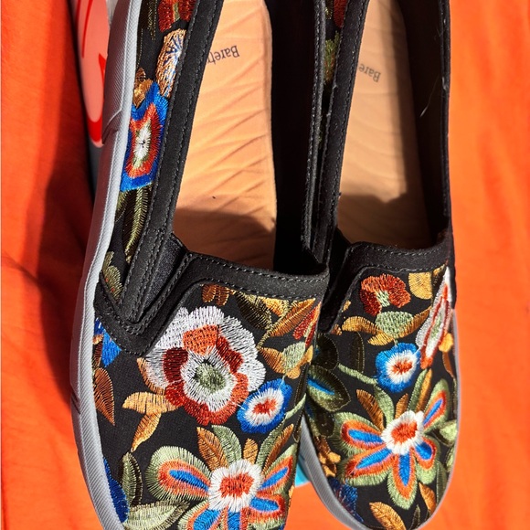 BareTraps Black Embroidered Flats - Picture 2 of 6